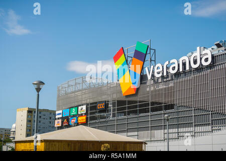 12 septembre 2017, Bucarest, Roumanie - véranda mall près de façade marché Obor Banque D'Images