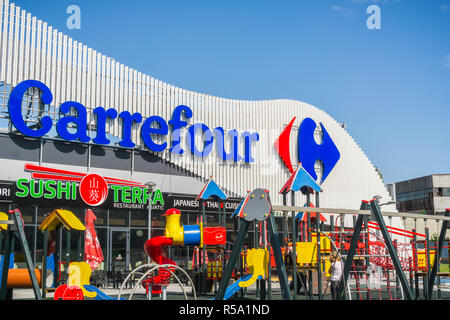 13 septembre 2017, Bucarest, Roumanie - Carrefour logo ci-dessus l'entrée du magasin Banque D'Images