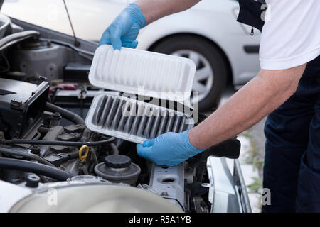 Les filtres à air du moteur de voiture, anciens et nouveaux Banque D'Images