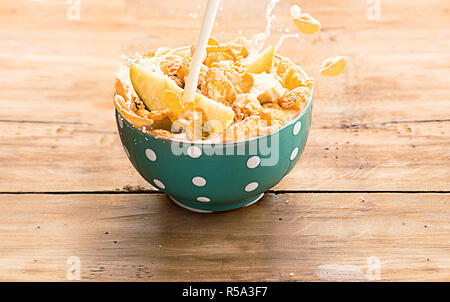 Petit déjeuner fait maison saine de la chute du muesli et lait Banque D'Images