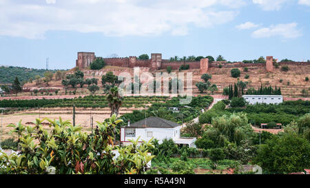 Vue sur château de Silves de country side Banque D'Images