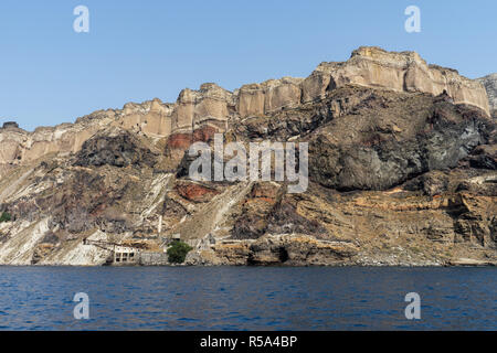 Le point de vue de l'île de Santorin en Grèce depuis l'intérieur de la caldera volcanique qui est rempli de l'eau de mer. Banque D'Images