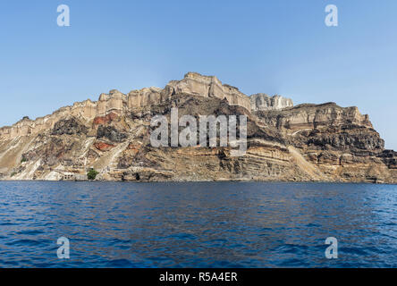 Le point de vue de l'île de Santorin en Grèce depuis l'intérieur de la caldera volcanique qui est rempli de l'eau de mer. Banque D'Images