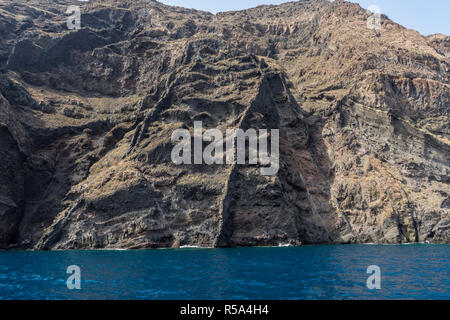 Le point de vue de l'île de Santorin en Grèce depuis l'intérieur de la caldera volcanique qui est rempli de l'eau de mer. Banque D'Images