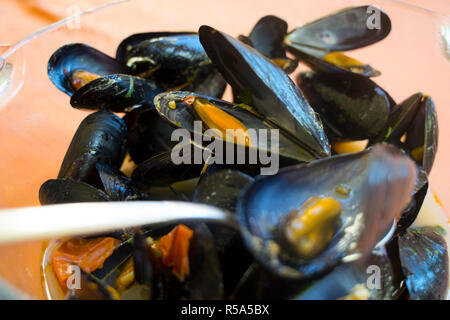 Poivrée moules vapeur ou impepata di cozze Banque D'Images