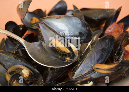 Poivrée moules vapeur ou impepata di cozze Banque D'Images