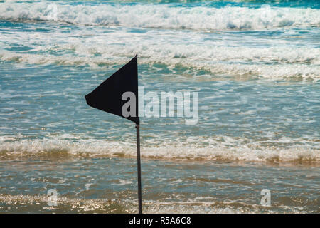 Un indicateur d'alerte noire marquant la limite de la zone de baignade sécuritaire lors d'une belle plage avec ciel bleu et une mer turquoise en Israël Banque D'Images