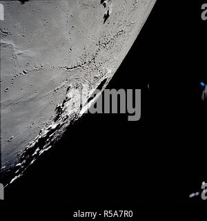 Décembre 1972 (7-19) --- Une vue oblique du grand cratère Copernicus sur la face visible de la lune, photographiée de l'Apollo 17 satellites en orbite lunaire. Cette vue est à sud-ouest vers le cratère généralement sur l'horizon. Banque D'Images