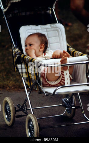 Jeune sur une poussette vous attend sa famille à New Ulm Minnesota ca. 1975 Banque D'Images