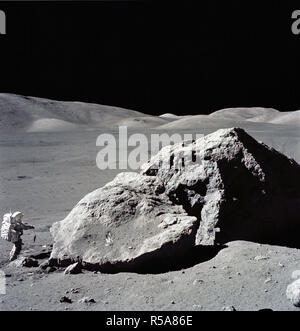 (13 décembre 1972) --- scientifique-astronaute Harrison H. Schmitt est photographié à côté d'un énorme rocher fendu, au cours du troisième Apollo 17 activité extravéhiculaire (EVA) à l'emplacement d'atterrissage Taurus-Littrow sur la lune. Banque D'Images