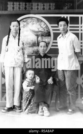 Portrait d'une famille chinoise ca. 1960 - Crédit : UBC Library Banque D'Images