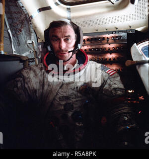 (12 décembre 1972) --- L'astronaute Eugene A. Cernan, commandant d'Apollo 17, est photographié à l'intérieur du module lunaire sur la surface lunaire après la deuxième activité extravéhiculaire (EVA) de sa mission. La poussière lunaire Note sur son costume. Banque D'Images