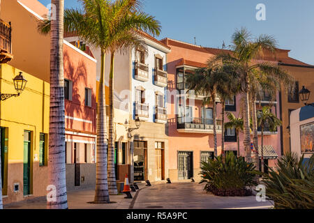 Maisons colorées, sur Palm Street Ville Puerto de la Cruz Tenerife Banque D'Images