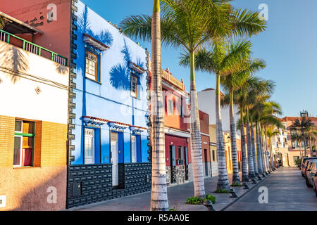 Maisons colorées, sur Palm Street Ville Puerto de la Cruz Tenerife Banque D'Images