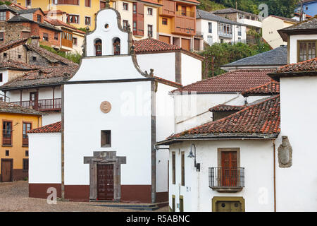 Village traditionnel en Espagne avec l'ancienne église, Cangas Narcea Banque D'Images