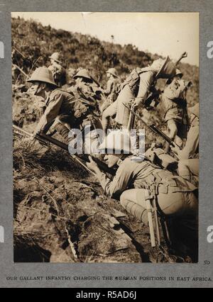 Notre charge d'infanterie gallant les positions allemandes en Afrique de l'Est. 1915. 'India Office Compte rendu officiel de la Grande Guerre. 22-Apr-21. Les photos apparaissent dans une variété de tailles, formes et couleurs dont les tons de bleu, vert et brun. Ils enregistrer des scènes de la vie militaire, telle que vécue par les Indiens et les armées britanniques en France pendant la Première Guerre mondiale. Les scènes de bataille ne sont pas réels mais mis en scène de manœuvres. Source : Photo 21/(50). Auteur : Big Sur, H. D. Banque D'Images