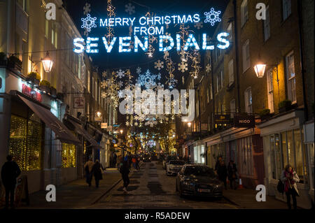 Londres - le 26 novembre 2018 : Joyeux Noël de Seven Dials se bloque avec le message de mousseux des lumières dans le quartier West End populaires. Banque D'Images