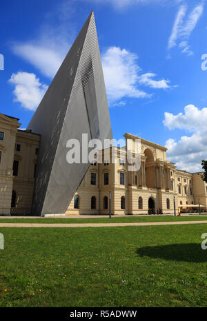 Musée de l'histoire militaire de la Bundeswehr, bâtiment principal avec la sculpture, l'architecte Daniel Libeskind, Dresde, Saxe, Allemagne Banque D'Images