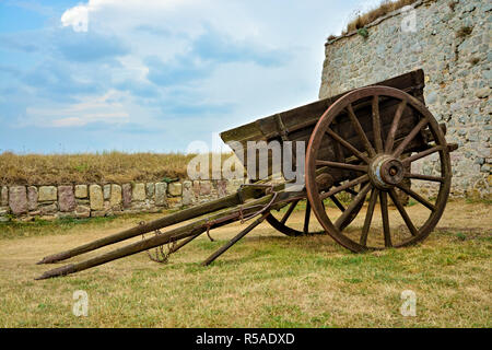Ancienne en bois panier est prêt pour marchandises à charger Banque D'Images