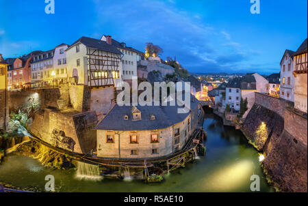 Bernkastel-kues, Allemagne. Vue urbaine avec Leuk River et de vieux moulins à eau historique au crépuscule Banque D'Images