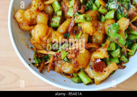 Sauté de porc épicé aux herbes sur la cuvette Banque D'Images