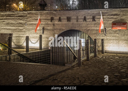 Varsovie, Pologne, 25 Nov, 2018 : vue de la nuit du Musée de la prison Pawiak, la plus grande prison allemande dans les territoires la capitale de la Pologne Pendant la SECONDE GUERRE MONDIALE. Banque D'Images