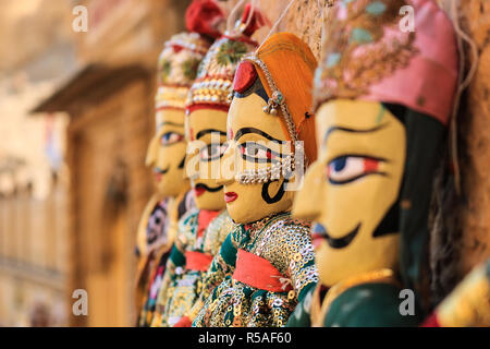 Les marionnettes du Rajasthan (Kathputli) ont été affichées sur un magasin à Fort Jaisalmer, Rajasthan. Kathputli est une chaîne théâtre de marionnettes, originaire de Rajasthan, Banque D'Images