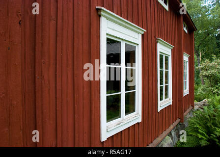 Maison en bois rouge en Scandinavie Banque D'Images