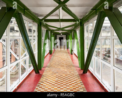 Un pont aérien ou de transition entre les bâtiments de l'usine de produits chimiques à au-dessus du sol de passage à haute altitude d'économiser du temps pour les travailleurs et sol carrelé galler fenêtré Banque D'Images