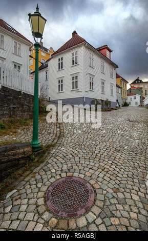 Dans la vieille rue districk historique de Bergen. Chaussée escarpée, lampe et en trou de décor de l'automne Banque D'Images