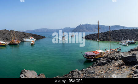 Nea Kameni, volcanique île grecque près de Santorin. Vert-bleu d'eau de mer naturelle. Banque D'Images