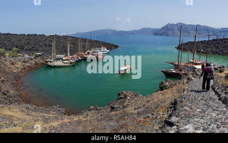 Nea Kameni, volcanique île grecque près de Santorin. Vert-bleu d'eau de mer naturelle. Banque D'Images