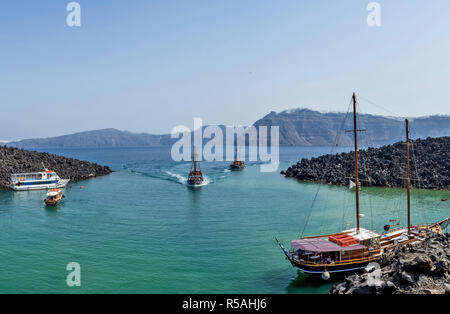 Nea Kameni, volcanique île grecque près de Santorin. Vert-bleu d'eau de mer naturelle. Banque D'Images