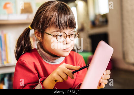 Maladie génétique. Belle fille d'âge préscolaire avec un trouble génétique sentiment associé à l'élaboration Banque D'Images