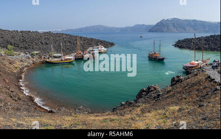 Nea Kameni, volcanique île grecque près de Santorin. Vert-bleu d'eau de mer naturelle. Banque D'Images