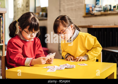 Cartes d'apprentissage. Deux beaux enfants ensoleillée sentiment dans la recherche à fiches éducatives Banque D'Images