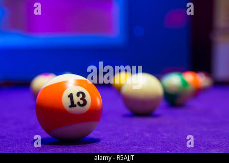 Boules de billard dans un billard Banque D'Images