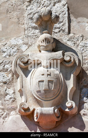 14e siècle le château de Pieskowa Skala de la défense , A cartouche avec le blason, près de Cracovie, Pologne. Situé dans le Parc National Ojcowski, est l'un des exemples les plus connus de l'architecture Renaissance polonaise Banque D'Images