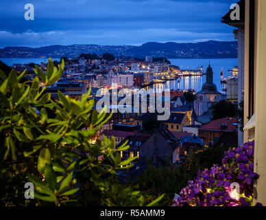 Soirée ville scandinave - Vue sur le port de Bergen, l'heure bleue juste après le coucher du soleil, août 2018 Banque D'Images