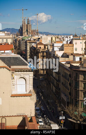 La Sagrada Familia, la vue depuis le toit de la Casa Mila, Barcelone Banque D'Images