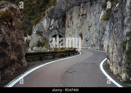 Tonnel sur le célèbre et unique Strada della Forra Scenic Road à grottes menant de Tremosine à Pieve Banque D'Images