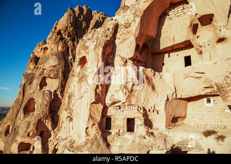 Vue sur la célèbre montagne-forteresse d'Uchisar. Cappadoce, Turquie Banque D'Images