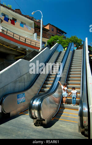 Medellin, Colombie, Comuna 13, Barrio, extérieur Escaliers mécaniques construit comme les transports publics pour accroître la mobilité pour les résidents dans les quartiers où l'accès est difficile, les transports urbains, Attraction touristique, Vallée Aburra, Antioquia Banque D'Images