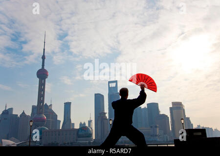 La pratique du Tai Chi avec ventilateur, et tôt le matin, l'horizon de Pudong, Shanghai, Chine Banque D'Images