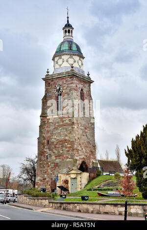 Vue sur le clocher de l'église dans le Pepperpot petite ville historique de Upton-Upon-Severn, Worcestershire, Royaume-uni en hiver Banque D'Images