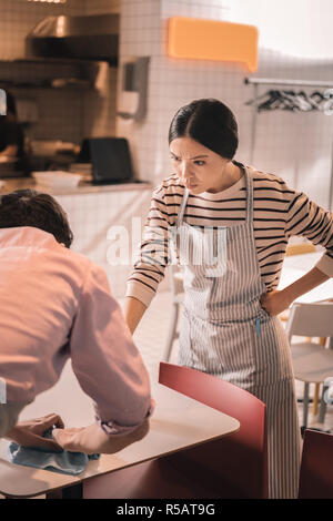 Propriétaire de restaurant sentiment colère après vérification du travail de l'hôtellerie Banque D'Images