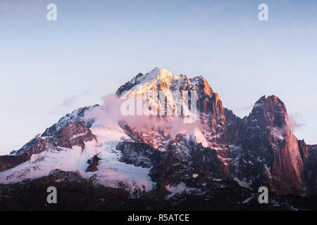 Incroyable coucher du soleil coloré sur l'Aiguille Verte pic dans les Alpes françaises. Monte Bianco, Mont Blanc massif, France. Photographie de paysage Banque D'Images