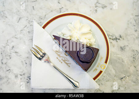 Une tranche de gâteau Sacher Torte - Original avec la crème fouettée à l'hôtel Sacher, à Vienne, en Autriche. (PR) Banque D'Images