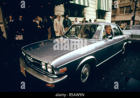 1974 - Oregon gouverneur Tom Mccall prend livraison d'une voiture plus petite avec une meilleure essence comme son auto officiel...01/1974 Banque D'Images