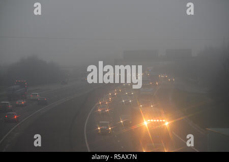 Traffic voyager dans l'épais brouillard sur l'autoroute A1/M yorkshire leeds united kingdom Banque D'Images